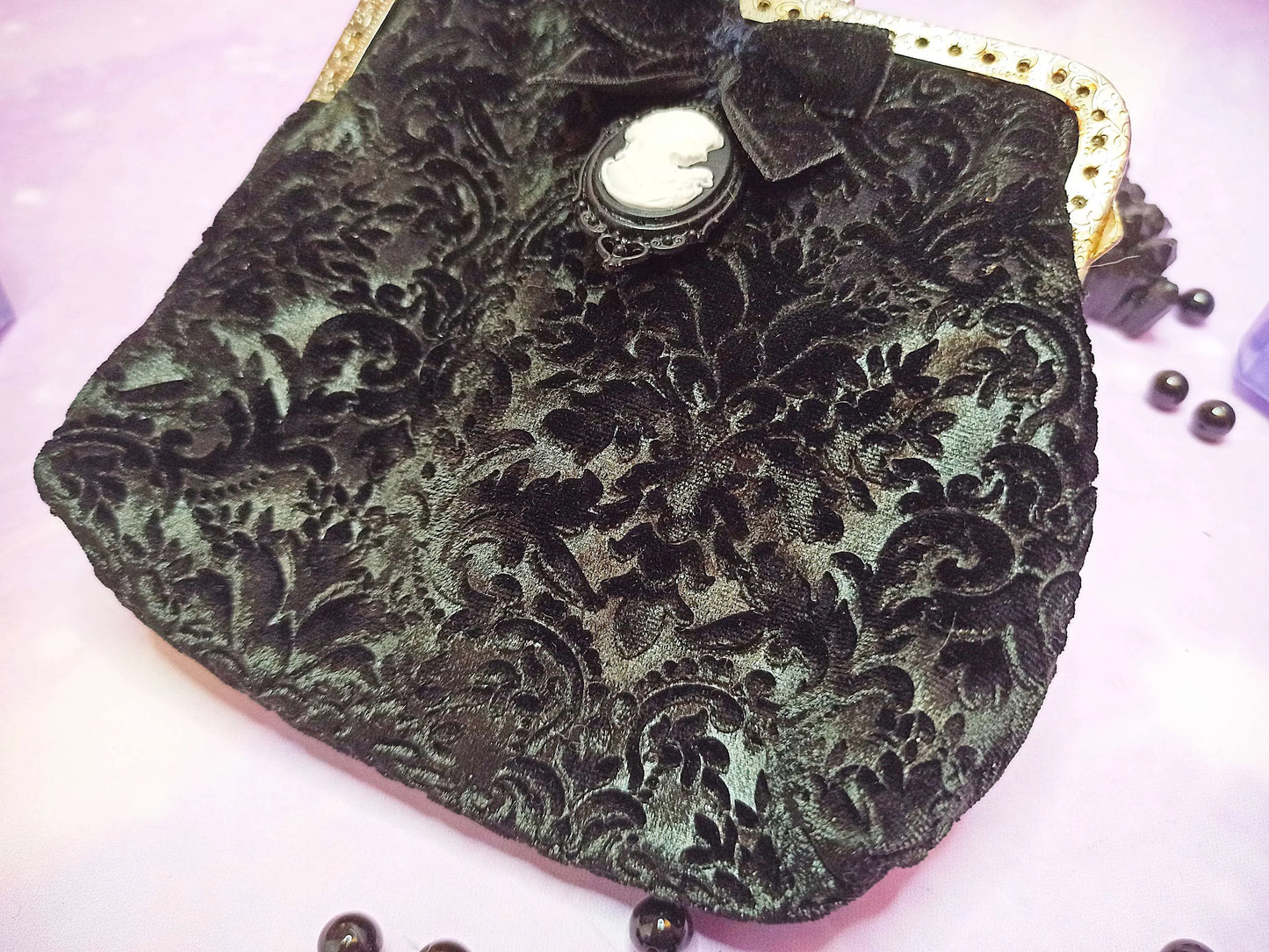 porte-monnaie gothique arabesque fait main
porte-monnaie noir en velours
accessoire gothique ésotérique
création artisanale style goth
handmade gothic ouija coin purse
black velvet coin purse
occult gothic fashion accessory
handmade witchy coin purse