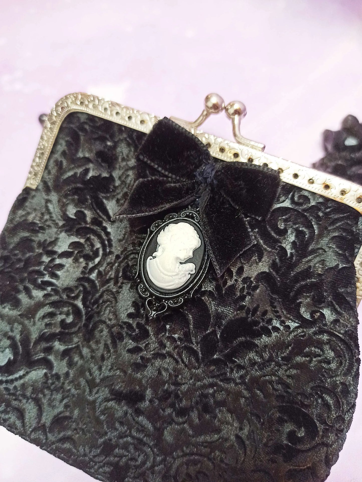 porte-monnaie gothique arabesque fait main
porte-monnaie noir en velours
accessoire gothique ésotérique
création artisanale style goth
handmade gothic ouija coin purse
black velvet coin purse
occult gothic fashion accessory
handmade witchy coin purse