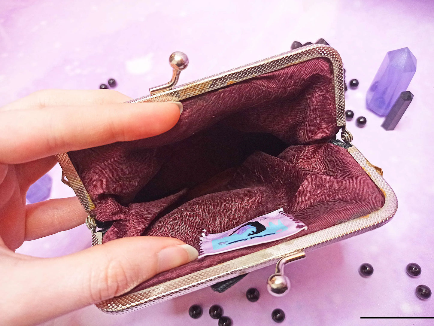 porte-monnaie gothique arabesque fait main
porte-monnaie noir en velours
accessoire gothique ésotérique
création artisanale style goth
handmade gothic ouija coin purse
black velvet coin purse
occult gothic fashion accessory
handmade witchy coin purse