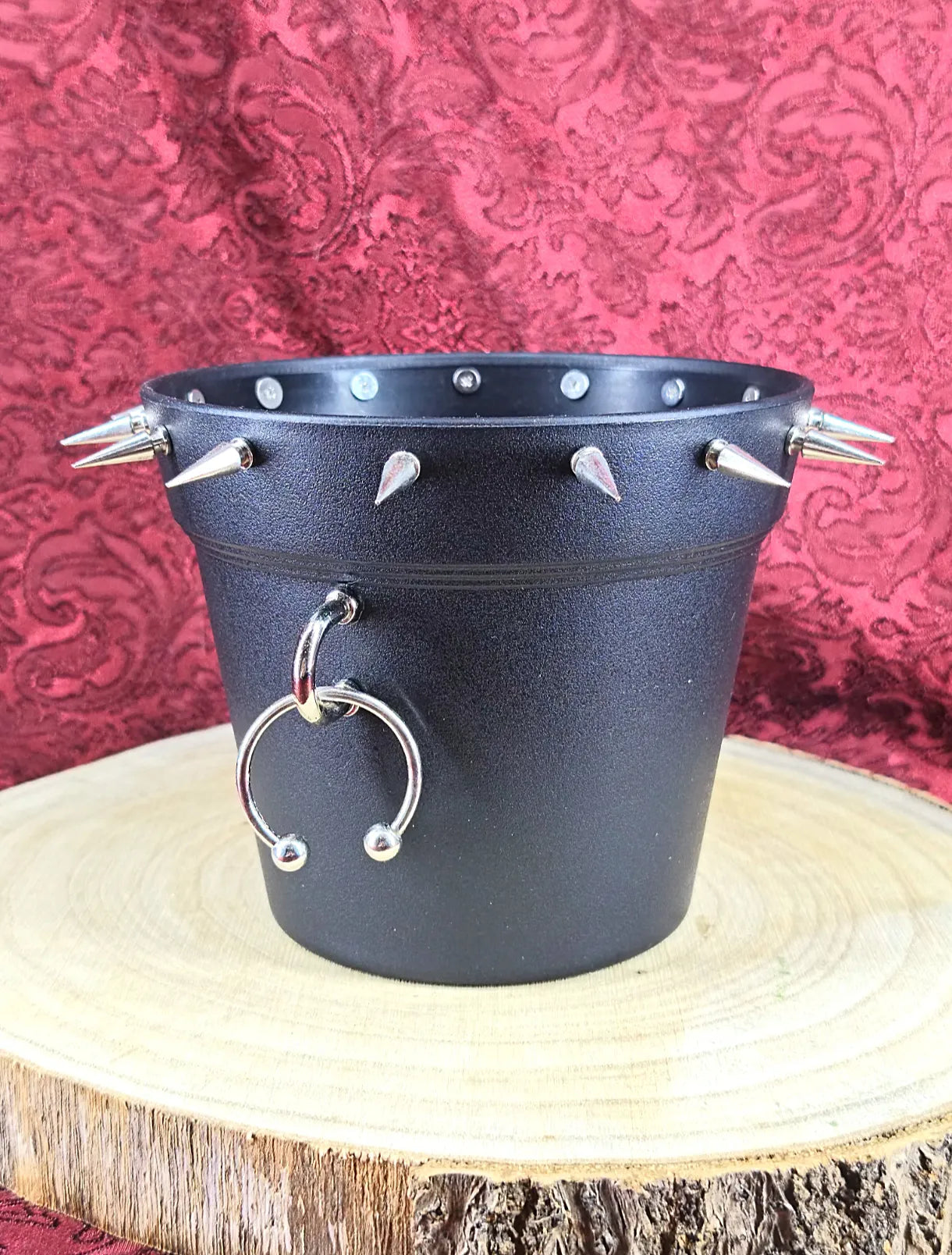 Pot gothique style cabinet de curiosités fait main avec clous et piercing