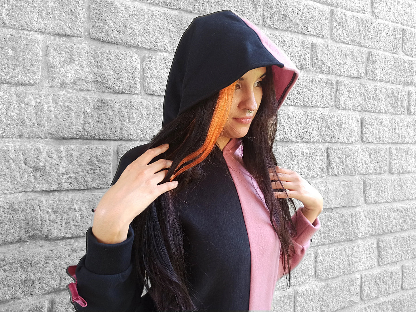 Pull goth kawaii à capuche avec finitions romantiques