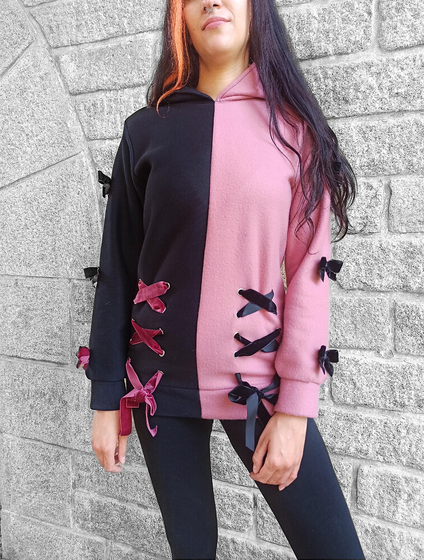 Pull bicolore pastel goth noir et rose avec capuche