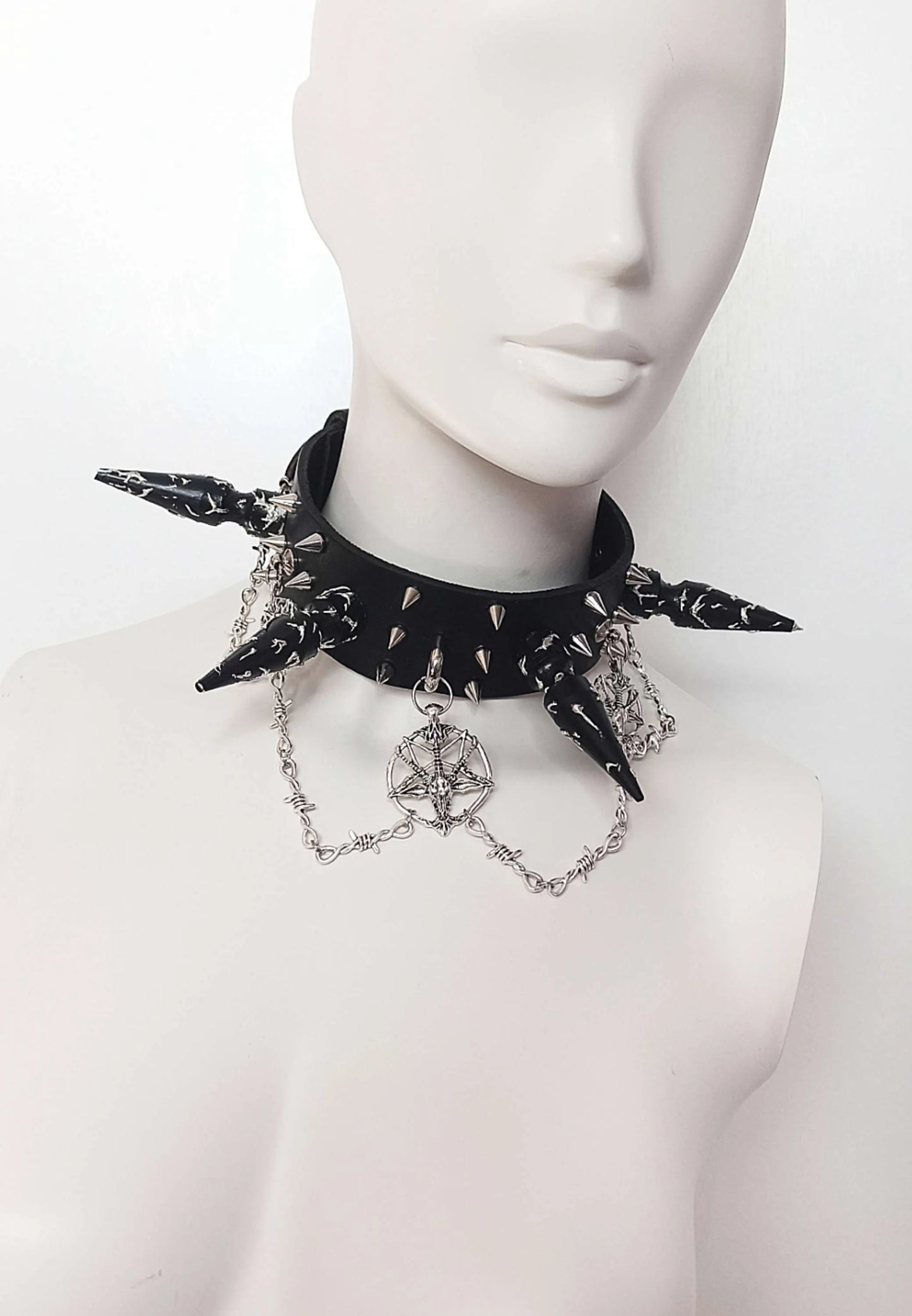 Vue générale du ras de cou en cuir noir avec clous XXL, chaines barbelés et baphomet