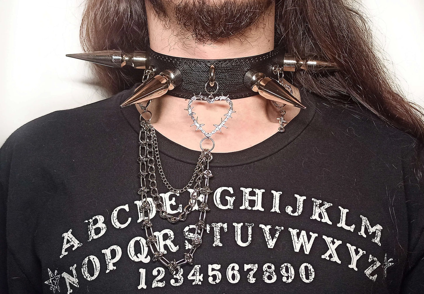 Ras de cou en cuir noir avec clous géants et chaines porté
Ras de cou porté sur modèle homme