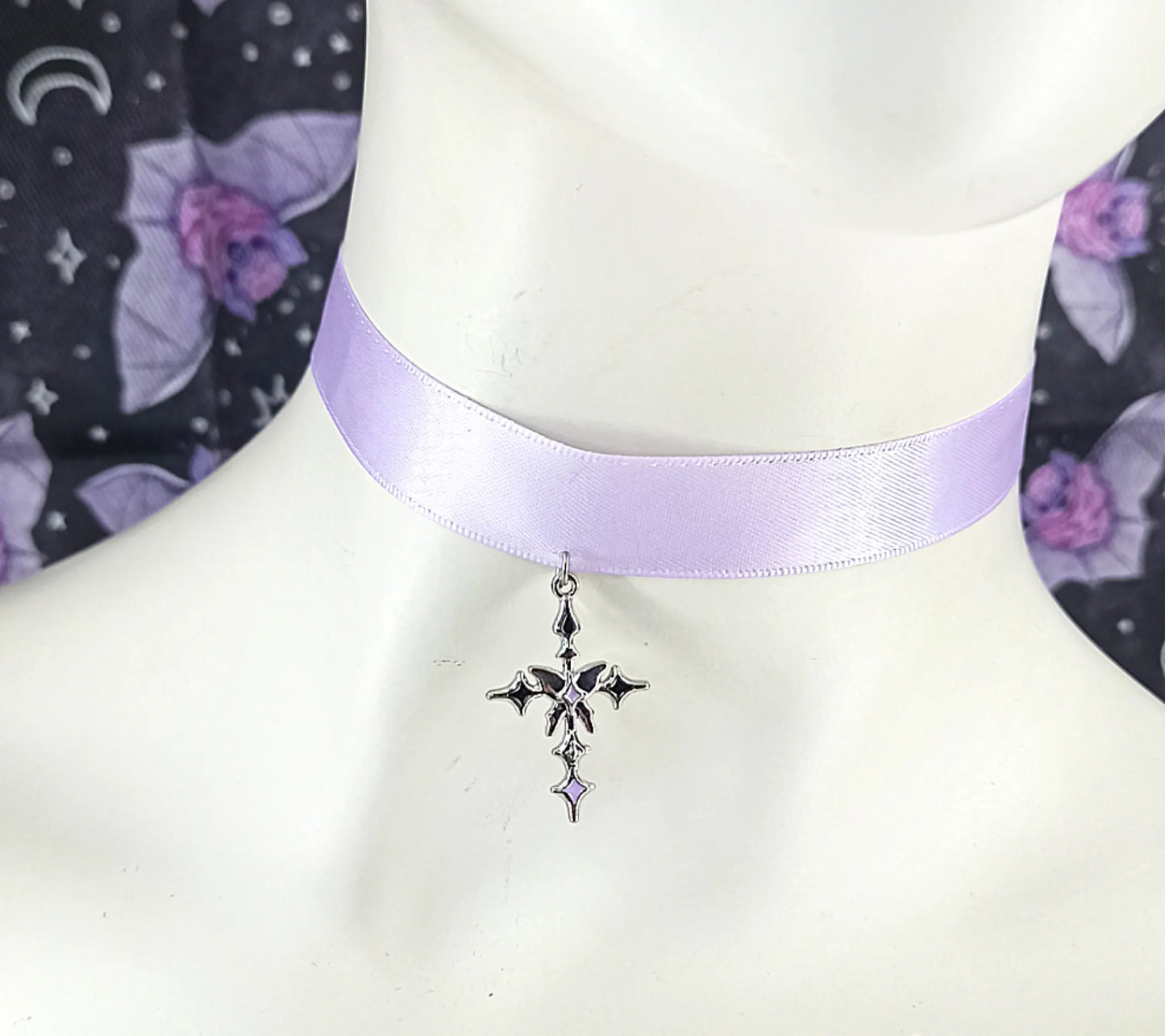 Ras de cou en satin violet avec croix fait main
Ras de cou pastel goth avec croix