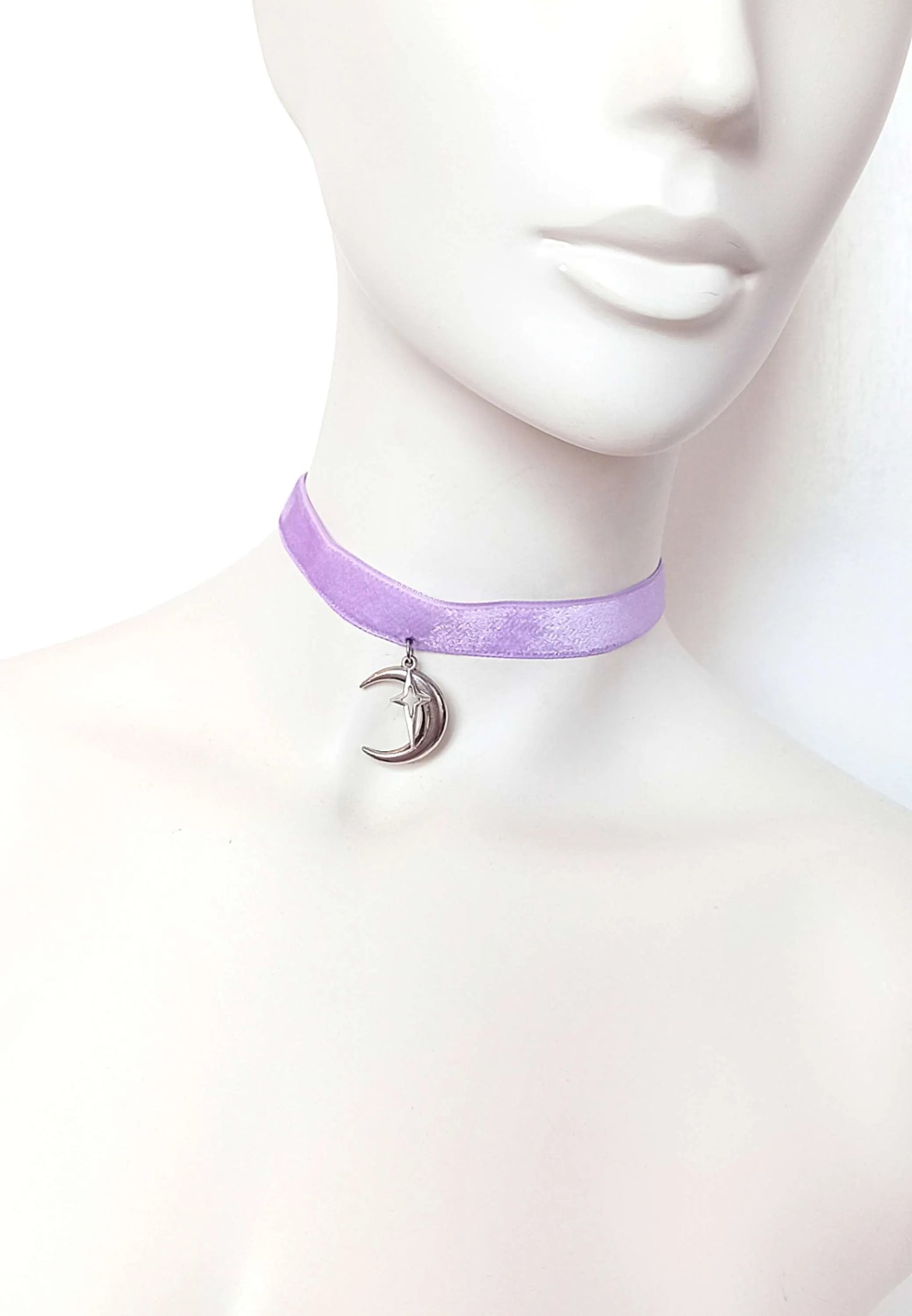 Ras de cou en velours violet et lune fait main avec étoile