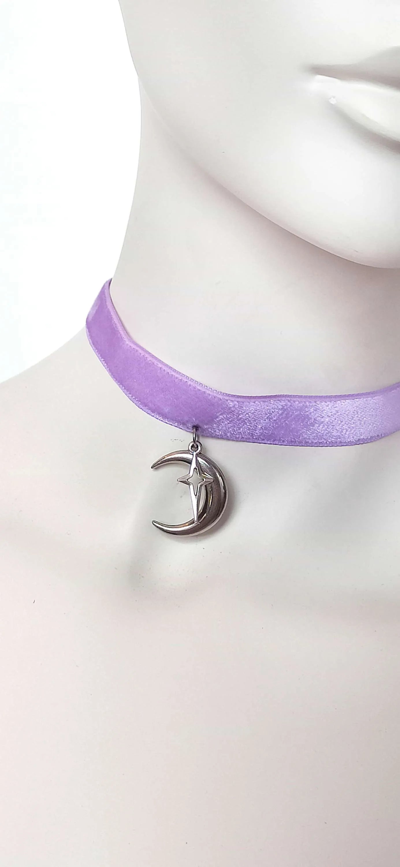 Zoom sur le pendentif lune et étoile du ras de cou violet