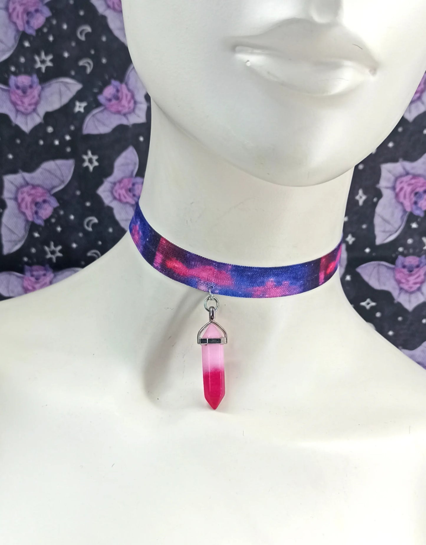 Ras de cou galaxie avec ruban à motif cosmique et pendentif en cristal rose en verre