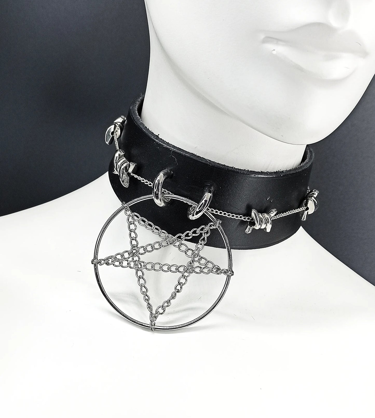 Ras de cou gothique en cuir noir avec pentacle et chaînes barbelées