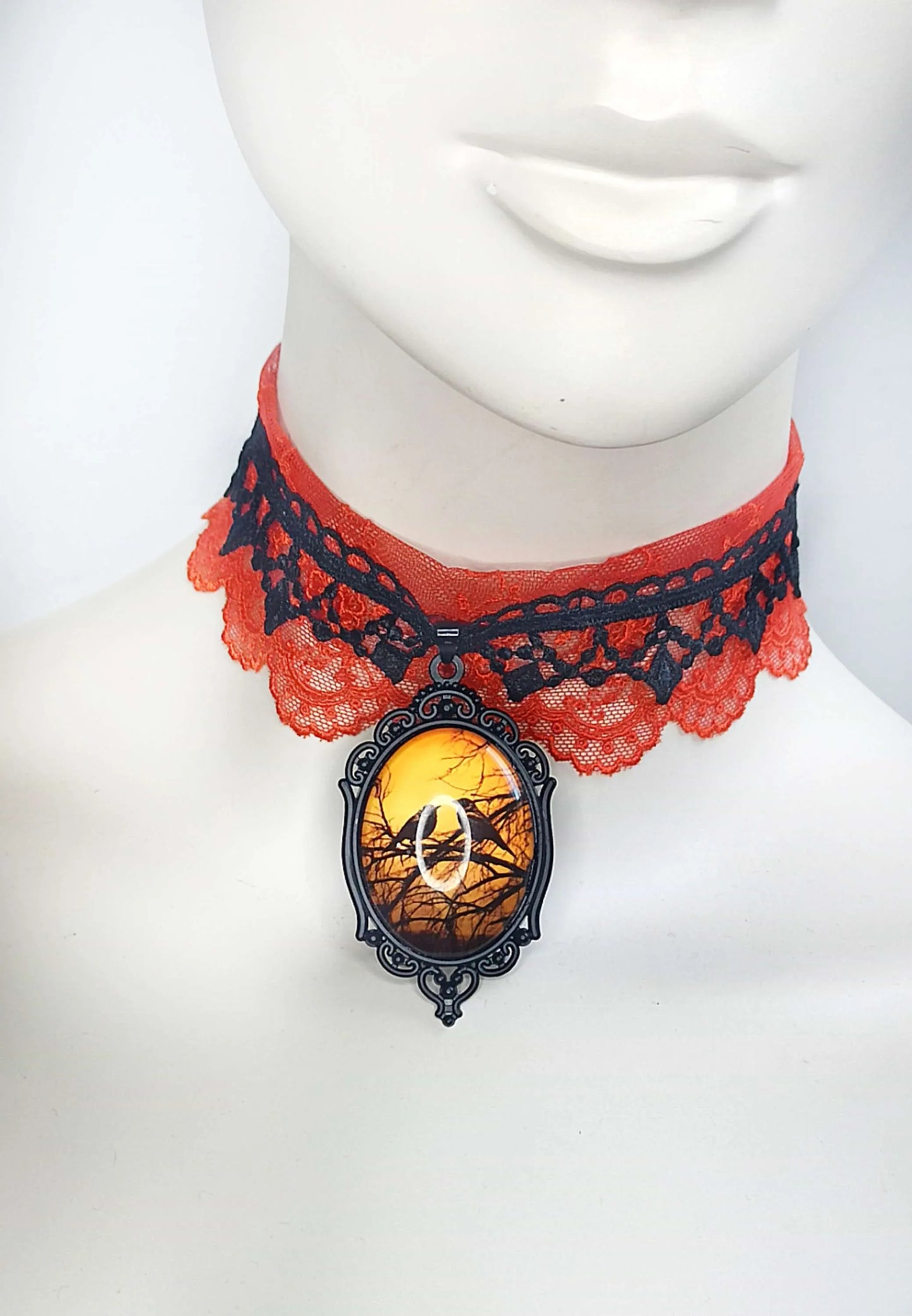 Ras de cou gothique en dentelle orange et noir avec corbeau fait main
