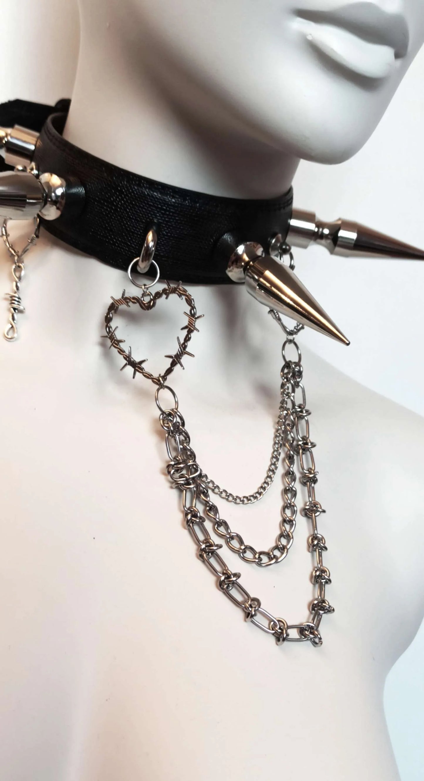 choker nu goth à clous et chaînes
ras de cou fait main cœur et chaînes en métal