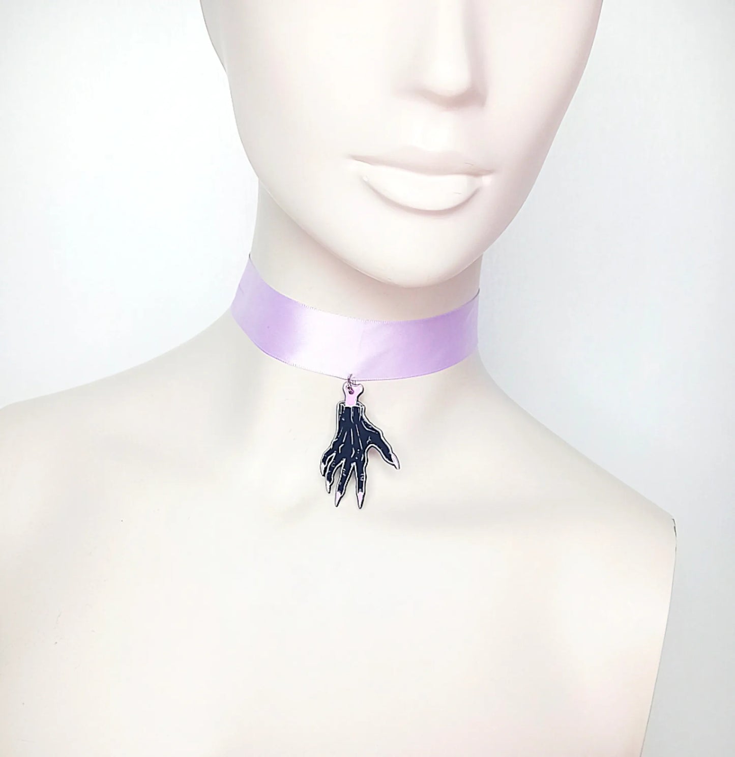 Ras de cou pastel goth violet en satin avec main zombie fait main