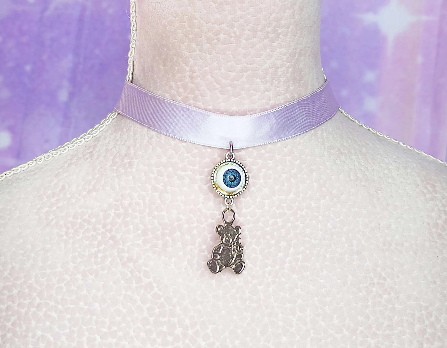 Gros plan sur pendentif ourson en alliage de métal avec œil en verre acrylique – bijou gothique kawaii