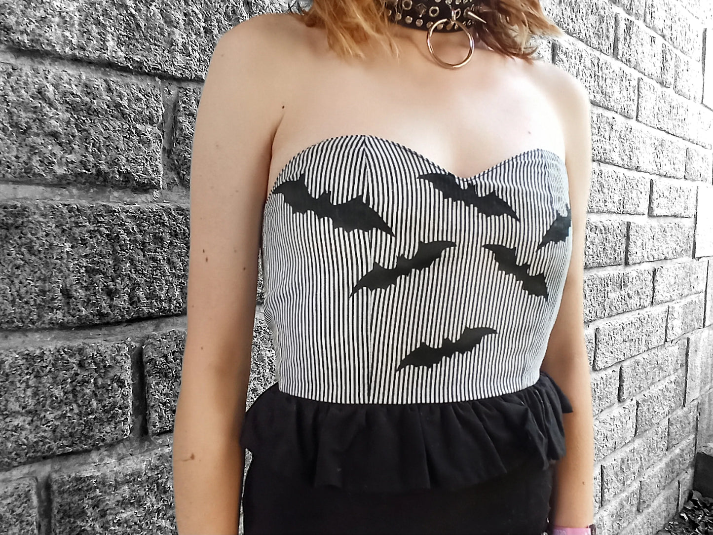 Détail des chauves-souris peintes à la main sur tissu rayé
Bustier noir doublé de lin blanc sur robe alternative