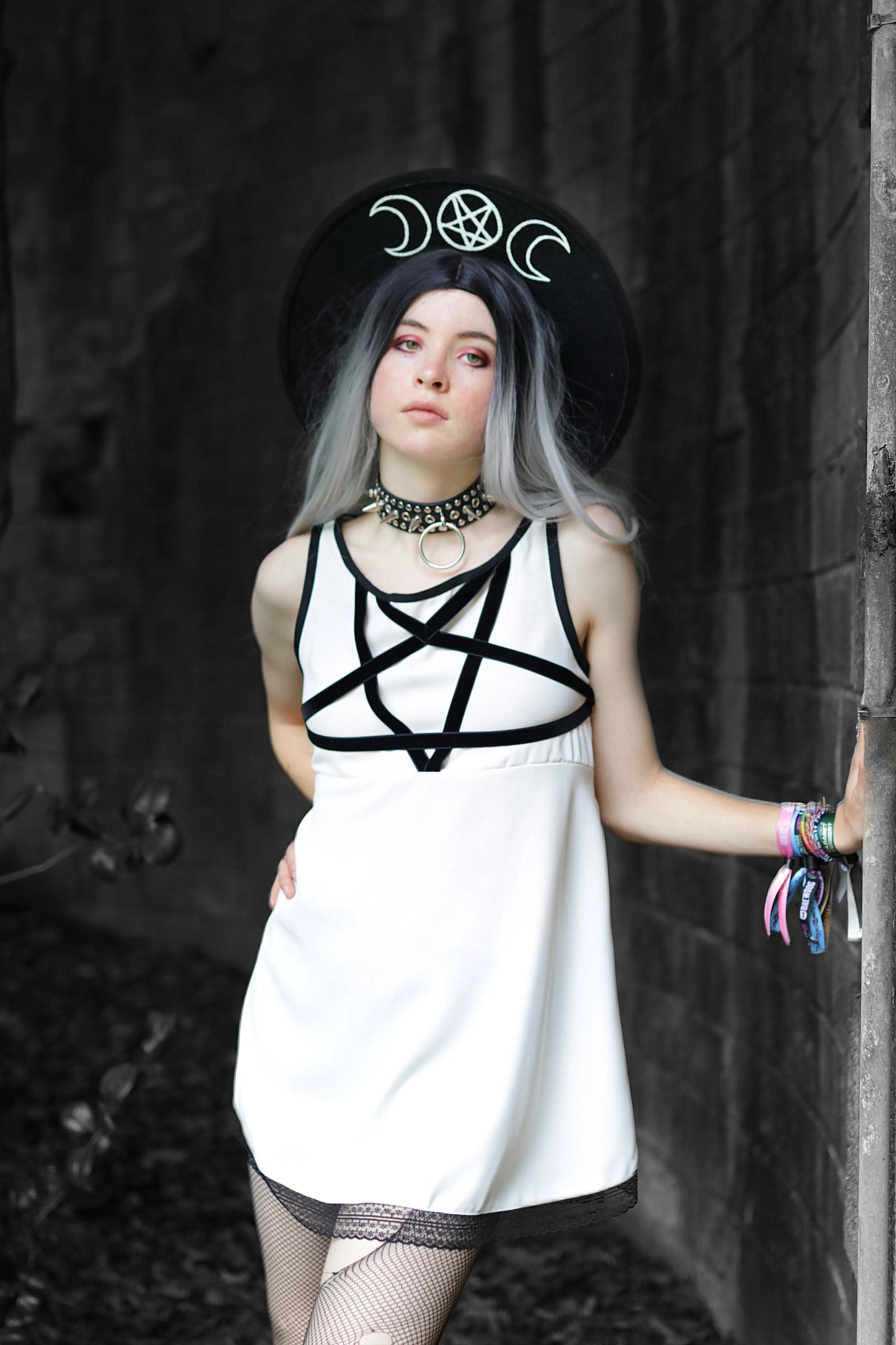 Robe blanche gothique avec dentelle noire acrylique