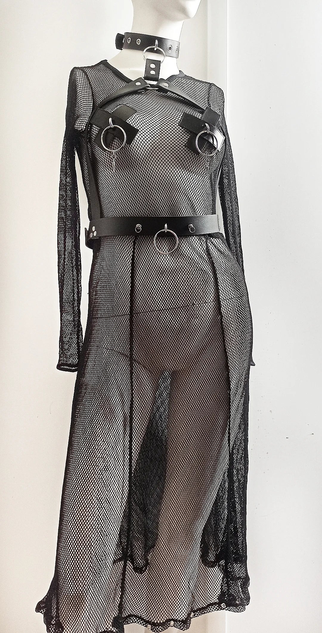 Robe gothique sexy en résille noire avec harnais en cuir
Silhouette en robe gothique fetish faite main