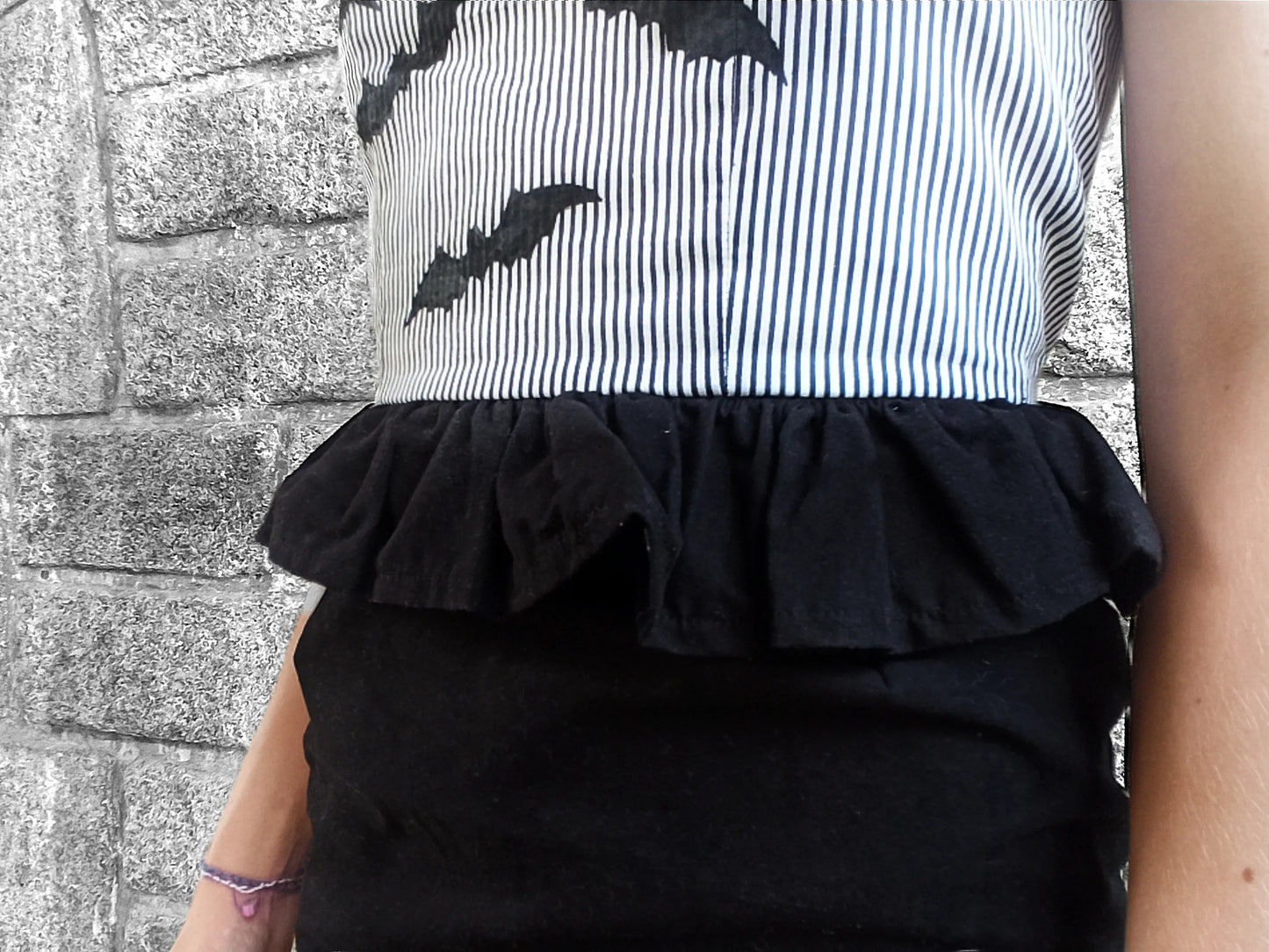 Zoom sur le froufrou en coton à la taille