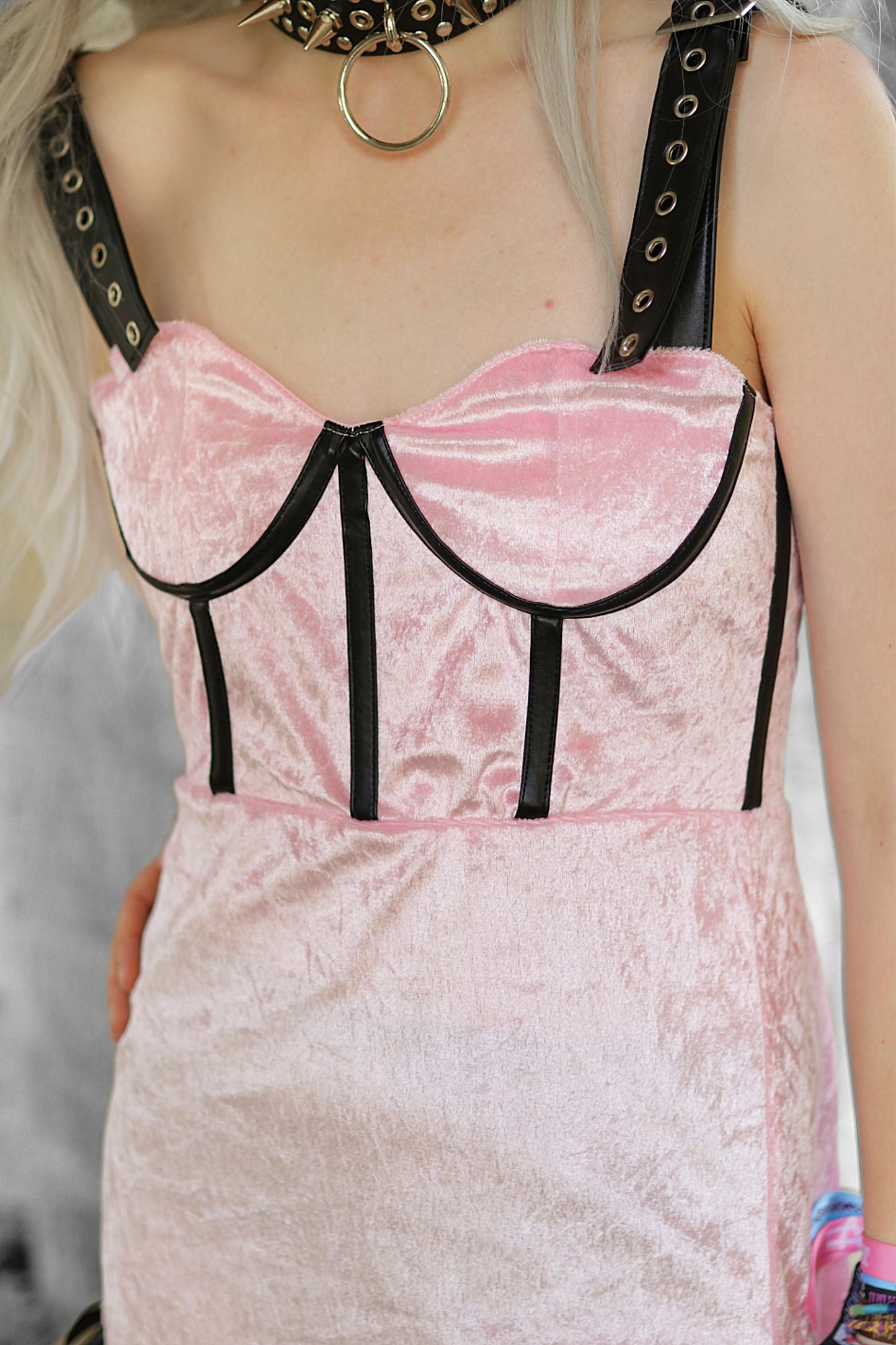 Détail du corset avec baleines intégrées et finition simili cuir