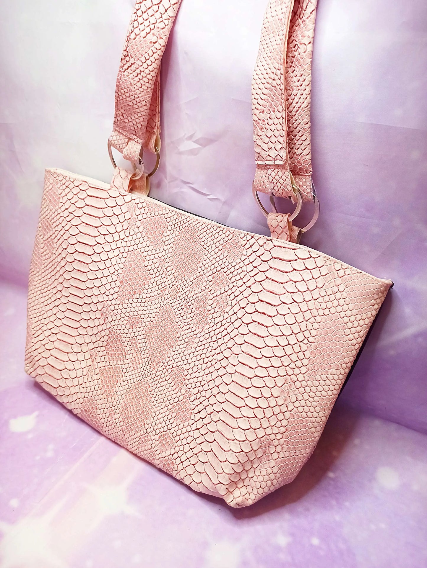 Sac à main pastel goth en simili cuir rose avec coulures noires
Détail de cœur décoratif sur anses de sac fait main
Intérieur coton rose pastel avec poches décoratives
Sac gothique rose effet serpent avec finitions artisanales
Pastel goth handbag in pink faux leather with black drips
Handmade purse with heart-shaped handle details
Pastel pink cotton lining with faux leather pockets
Gothic pink snake-textured bag with custom finishings