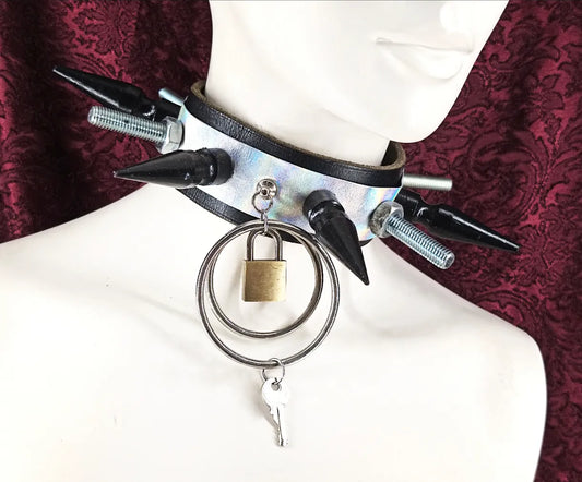 Ras de cou en cuir noir et holographique, clous, cadenas et anneaux fait main