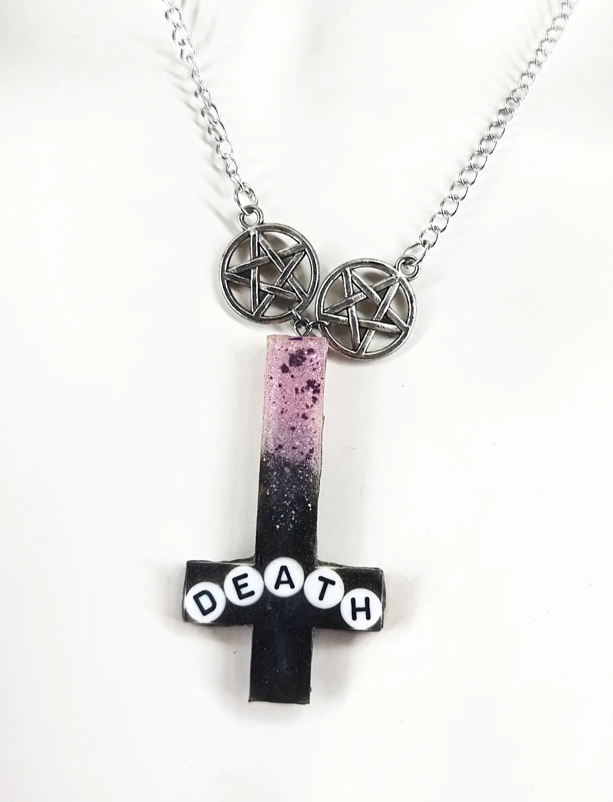 Collier goth croix DEATH noir et violet – Pentacle – Bijou fait main en acier inoxydable