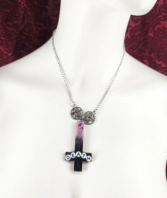 Collier goth croix DEATH noir et violet – Pentacle – Bijou fait main en acier inoxydable