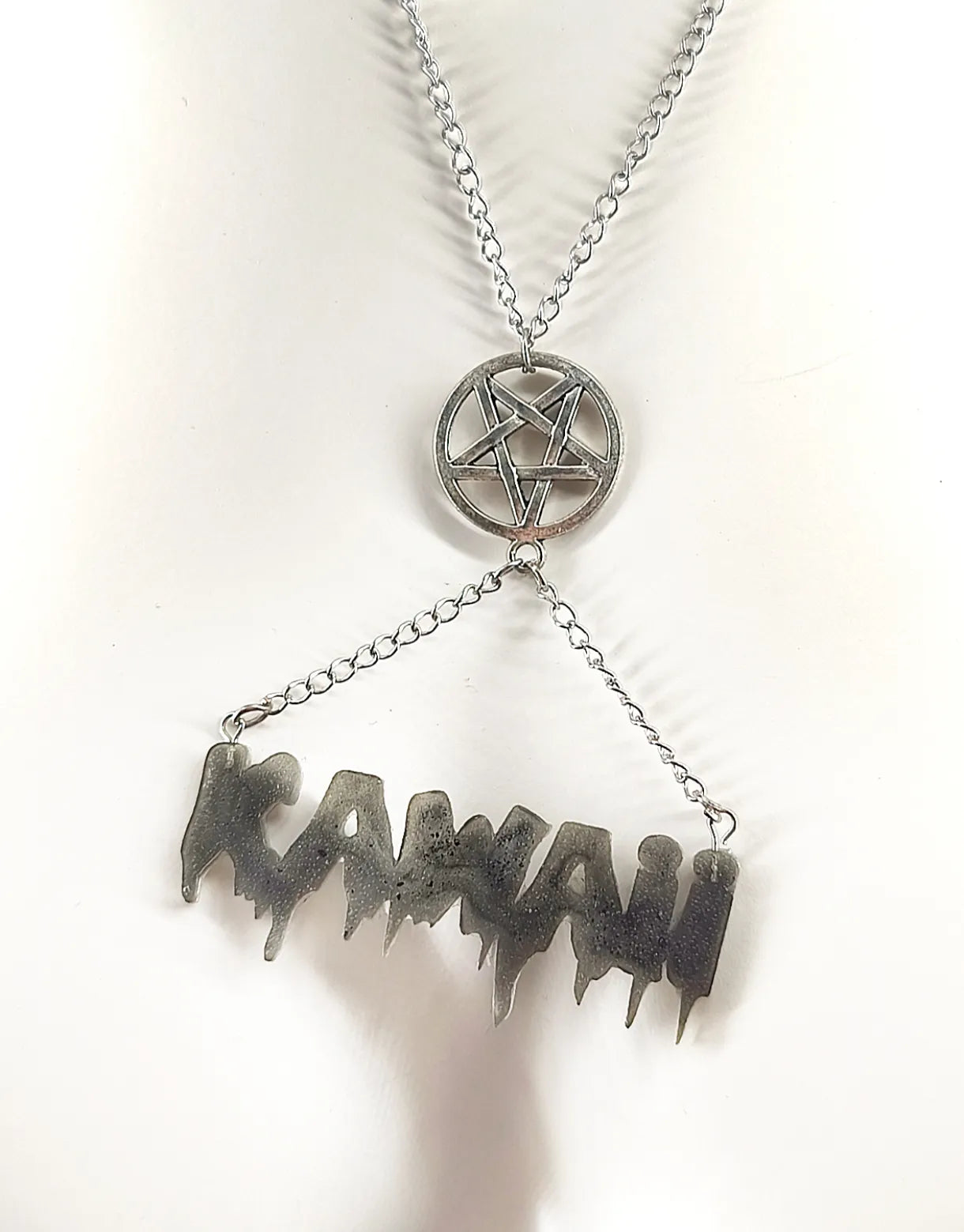 Collier gothique KAWAII en résine noire – Bijou fait main alternatif avec pentacle