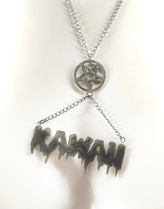 Collier gothique KAWAII en résine noire – Bijou fait main alternatif avec pentacle