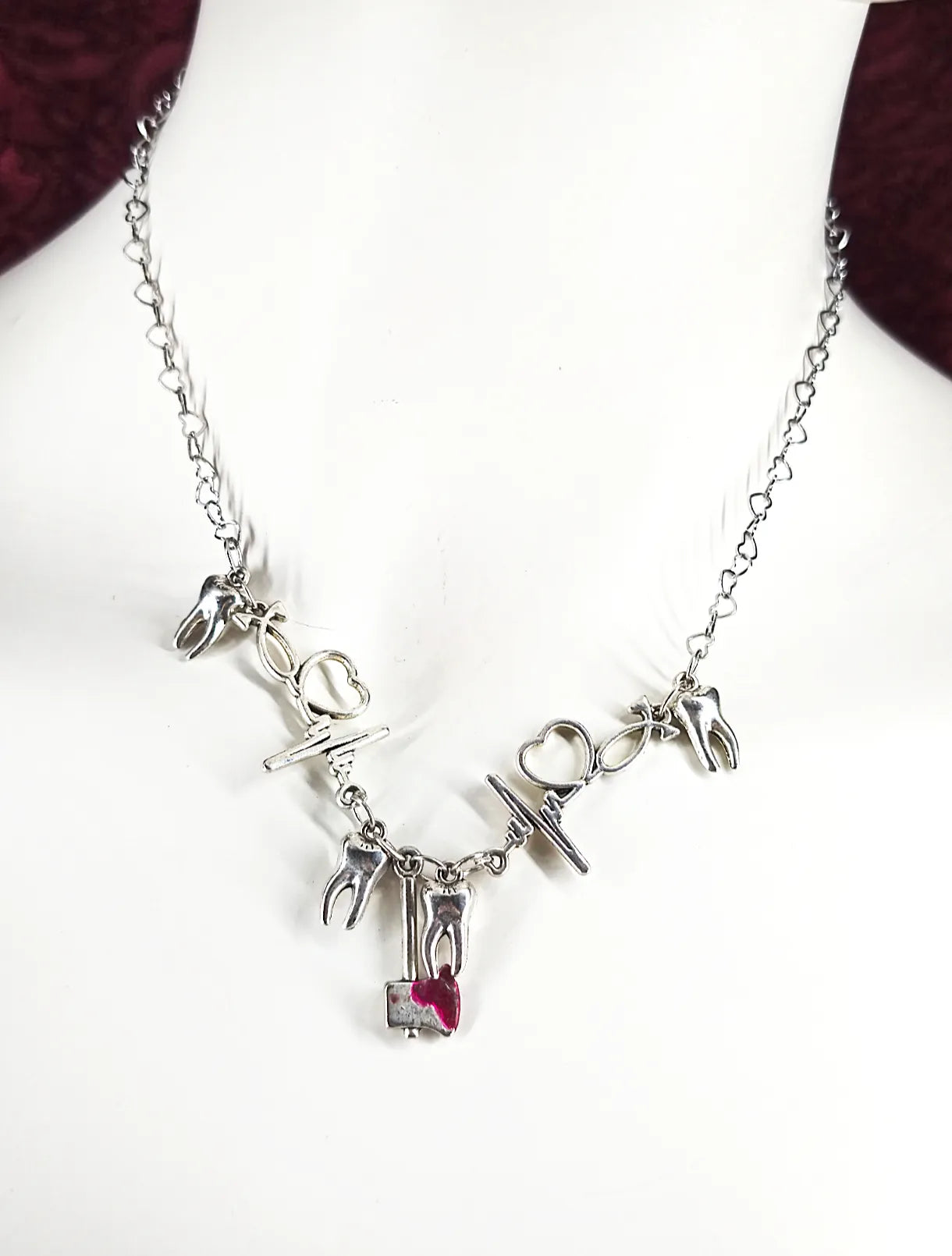 Collier avec hache, électrocardiogramme et dent en référence à la chanson Stupid de la chanteuse Ashnikko