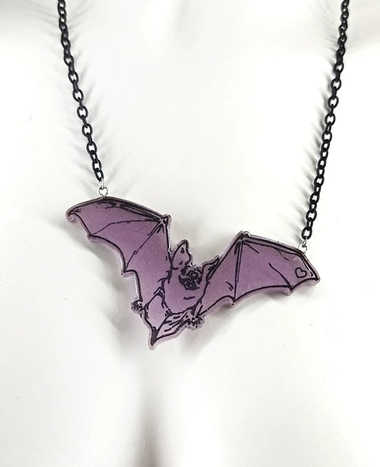Collier violet et noir avec chauve souris en résine fait main