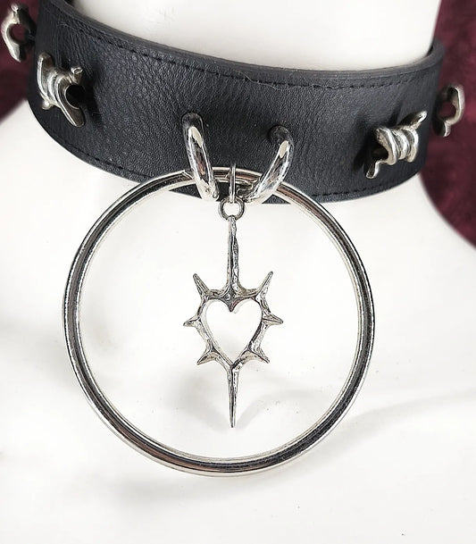 Ras de cou gothique en cuir noir avec coeur et barbelé fait main