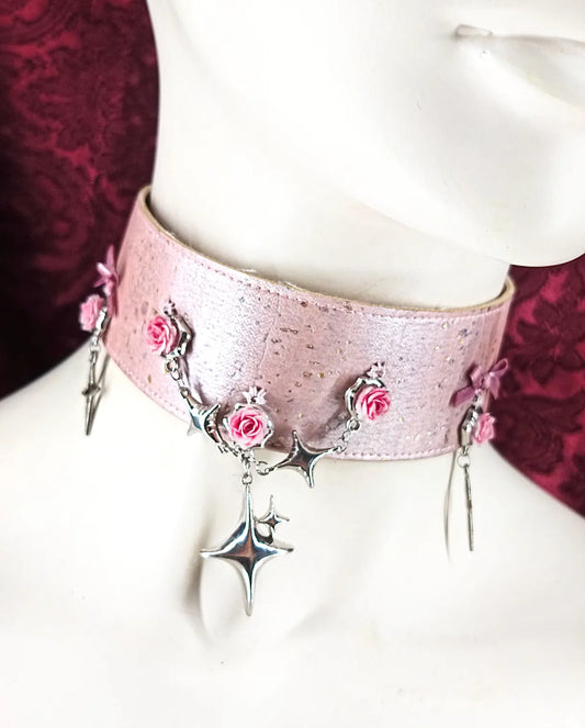 Ras de cou cuir vegan avec roses, noeuds et étoiles "Pink Star" fait main
