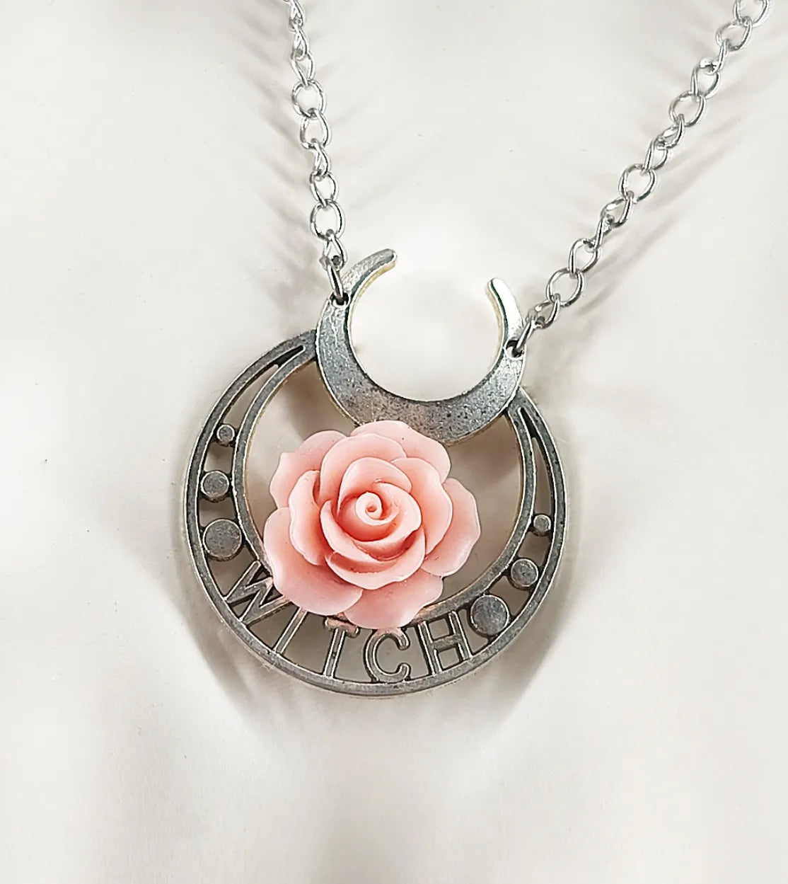Collier pastel goth en acier inoxydable avec lunes et rose "Rose Witch"