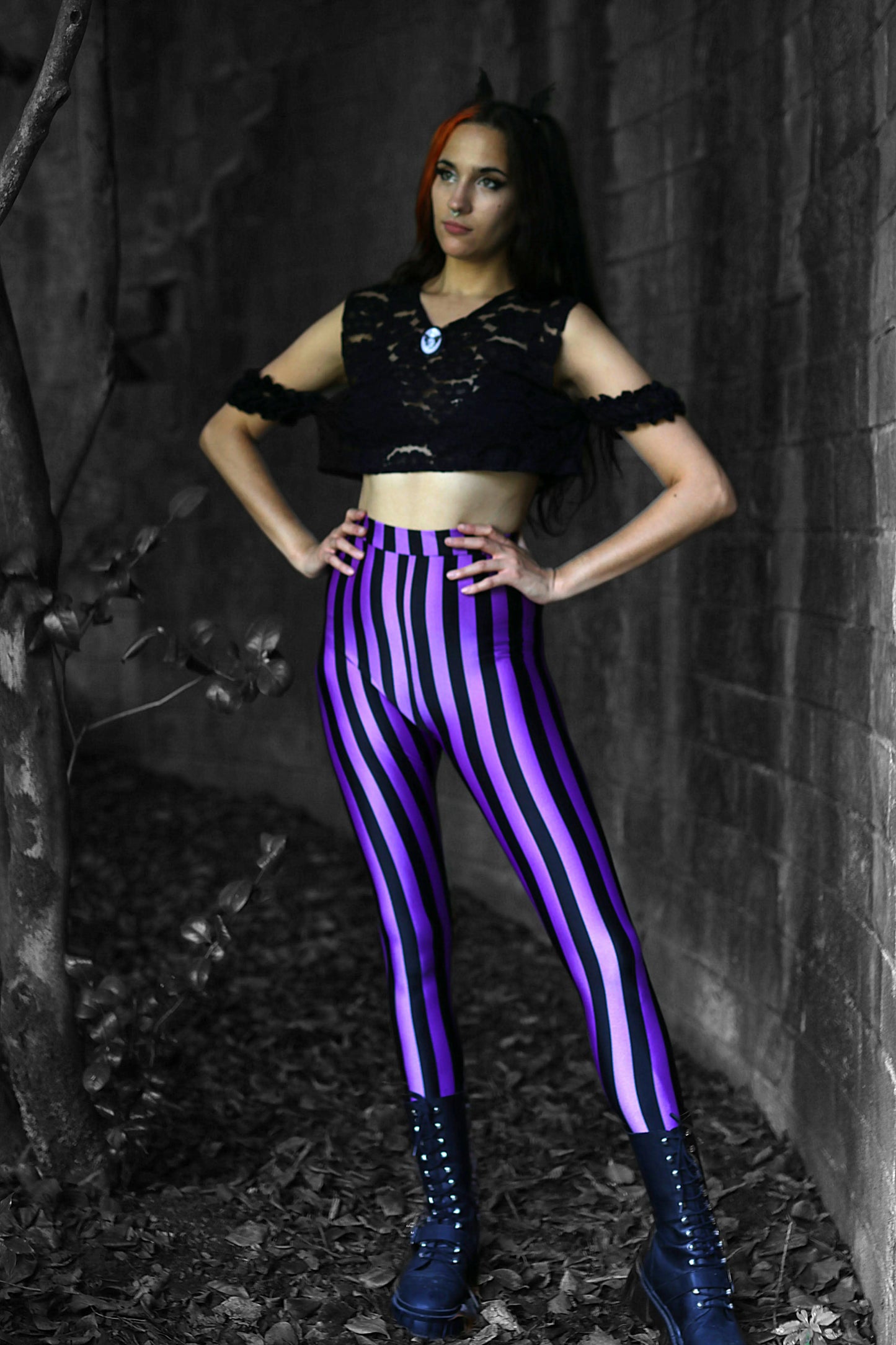 Silhouette avec legging alternatif noir/violet et bottines
Legging style Beetlejuice, Lydia Deetz, Burton vibes