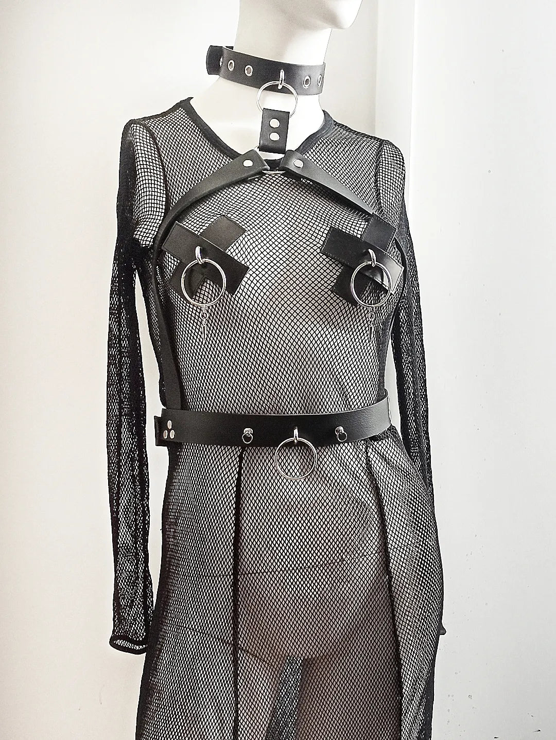 Détail du harnais avec anneaux métalliques sur robe transparente
Tour de cou style bondage sur robe dark artisanale