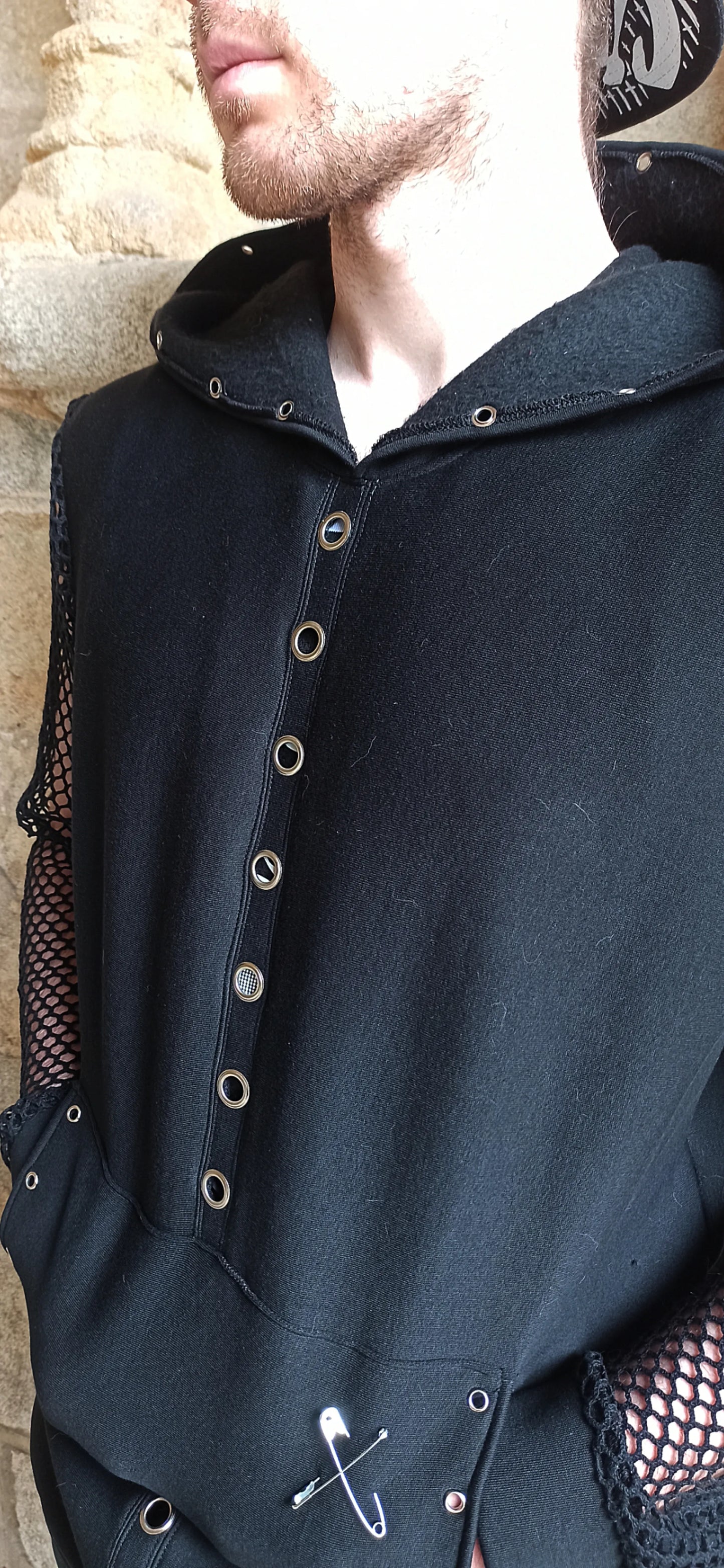 Sweat à capuche goth homme avec chaînes et œillets
Détails des oeillets sur le devant ainsi que la capuche