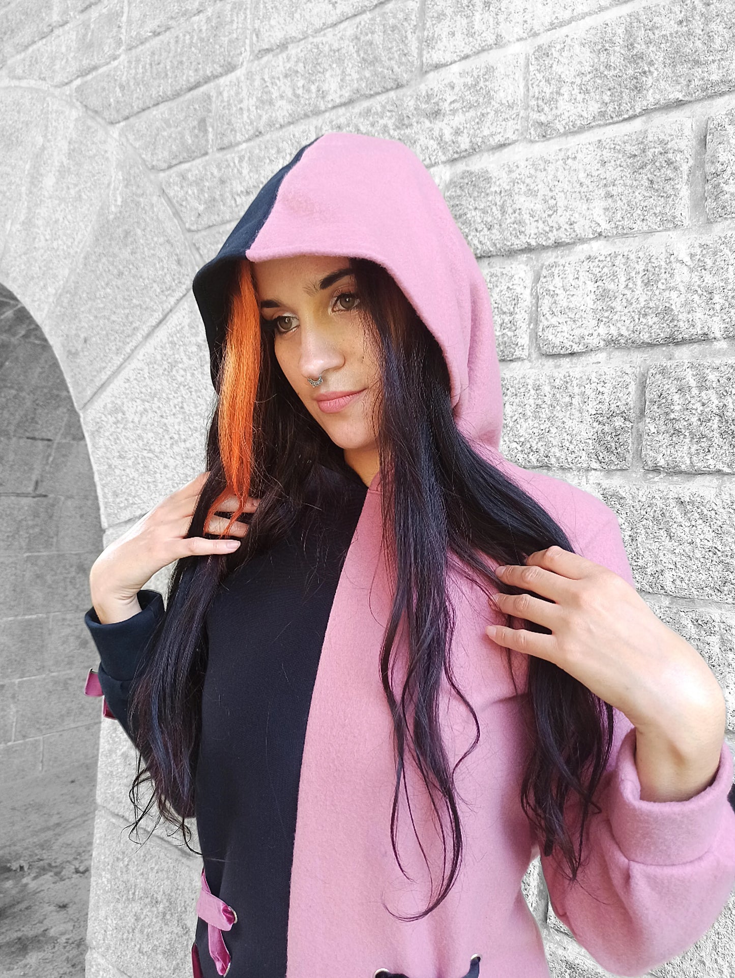 Pull goth kawaii à capuche avec finitions romantiques