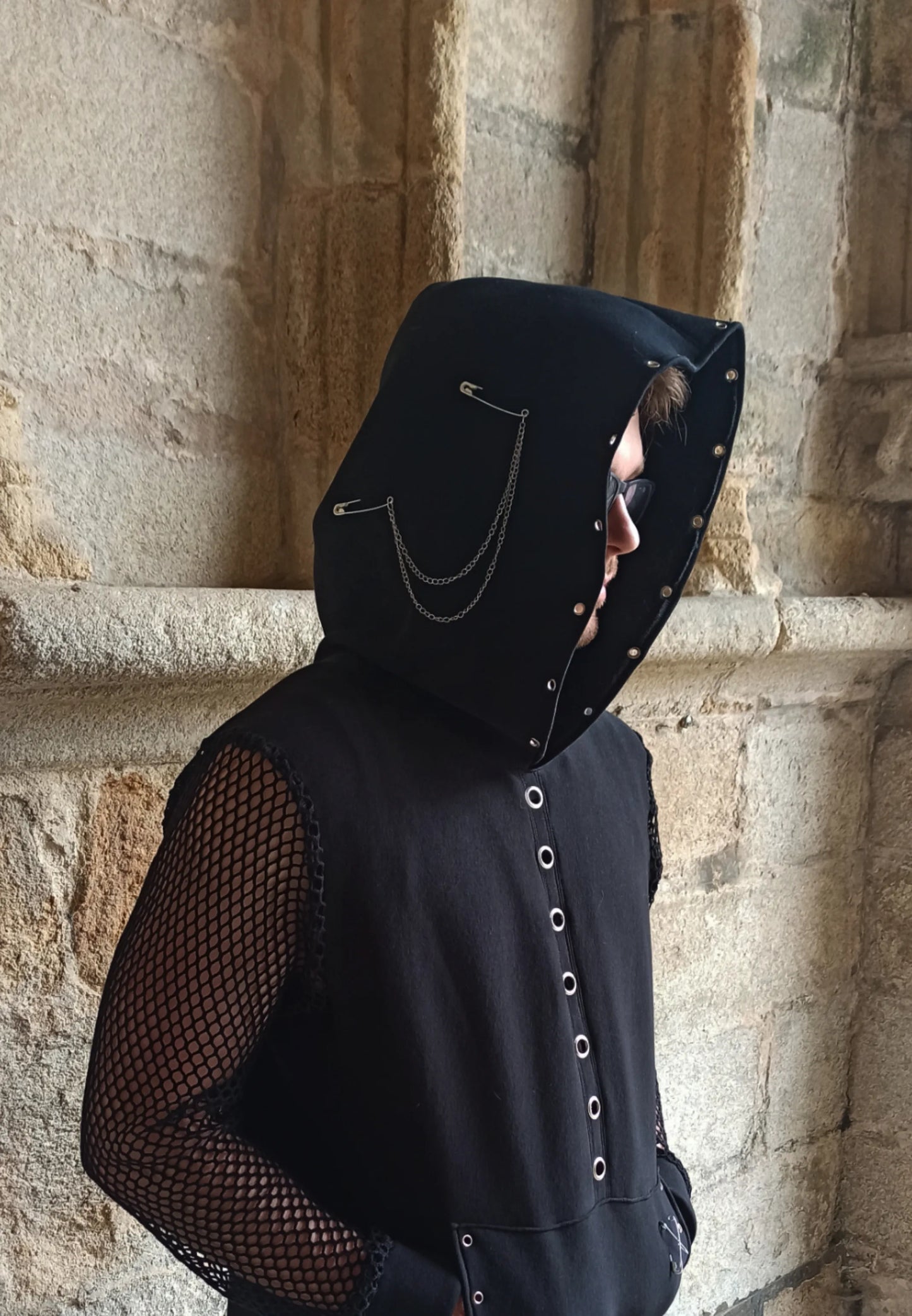Sweat goth vue de profil avec capuche décorée de chaînes argentées