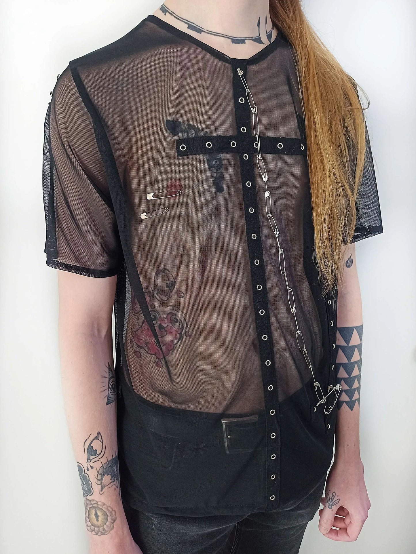 T-shirt en résille noire avec œillets et chaîne