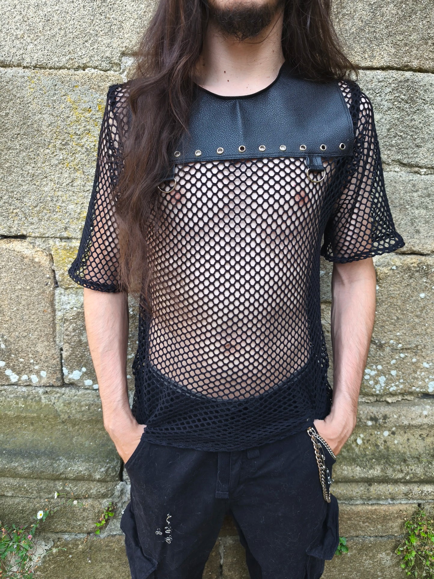 T-shirt fetish goth en résille et simili cuir avec œillets et D-rings – Fait main, pièce unique
Haut goth sexy avec résille et détails en cuir