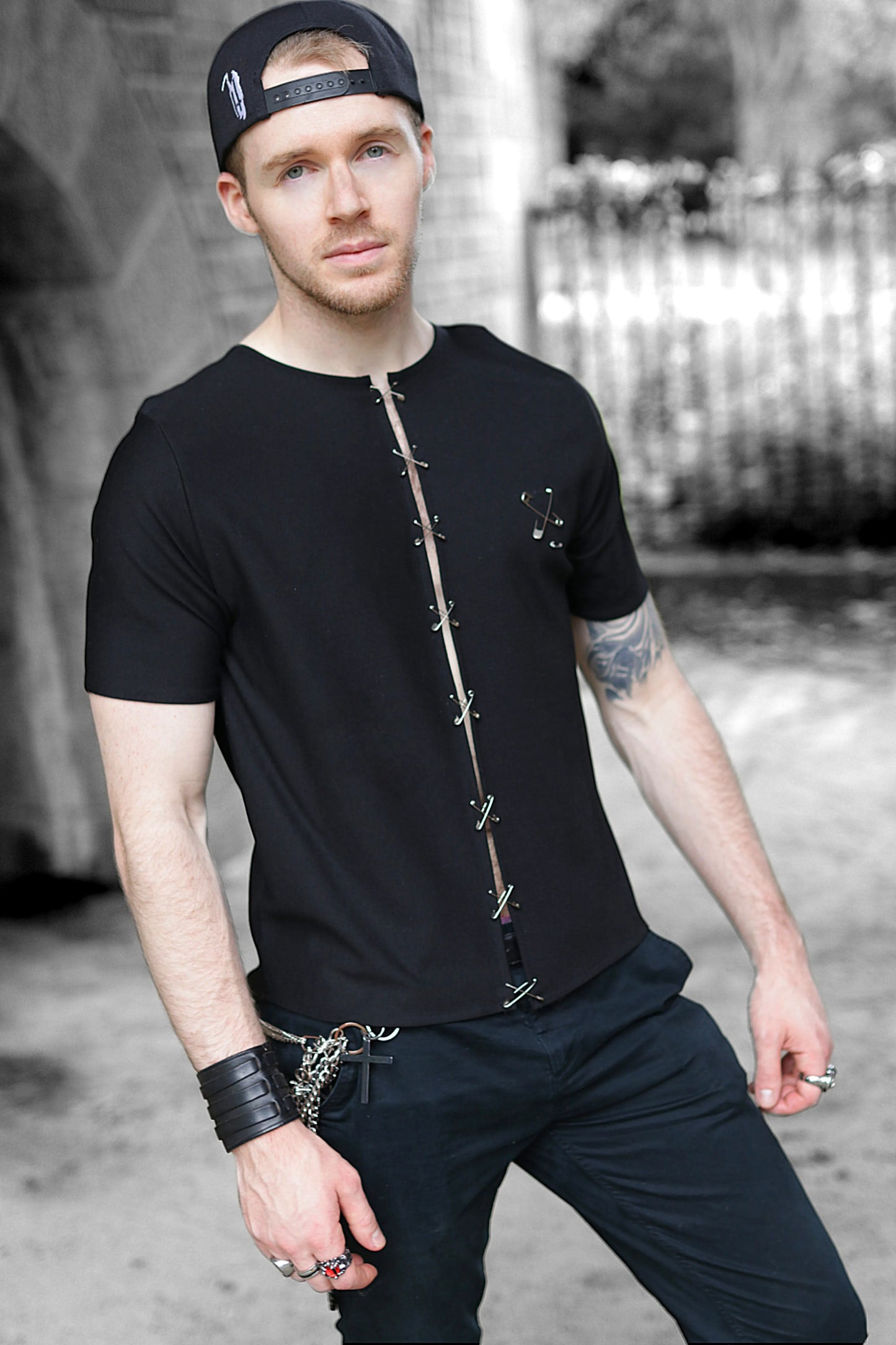 Look punk rock avec t-shirt noir destroy