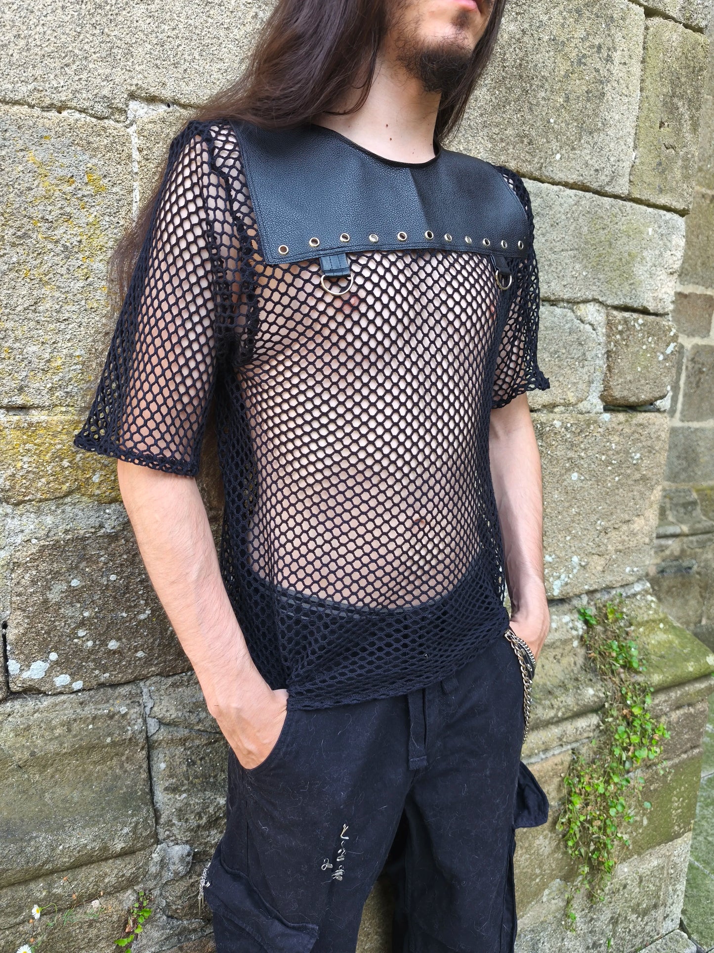 T-shirt semi-transparent style bondage goth
T-shirt artisanal en résille polyester