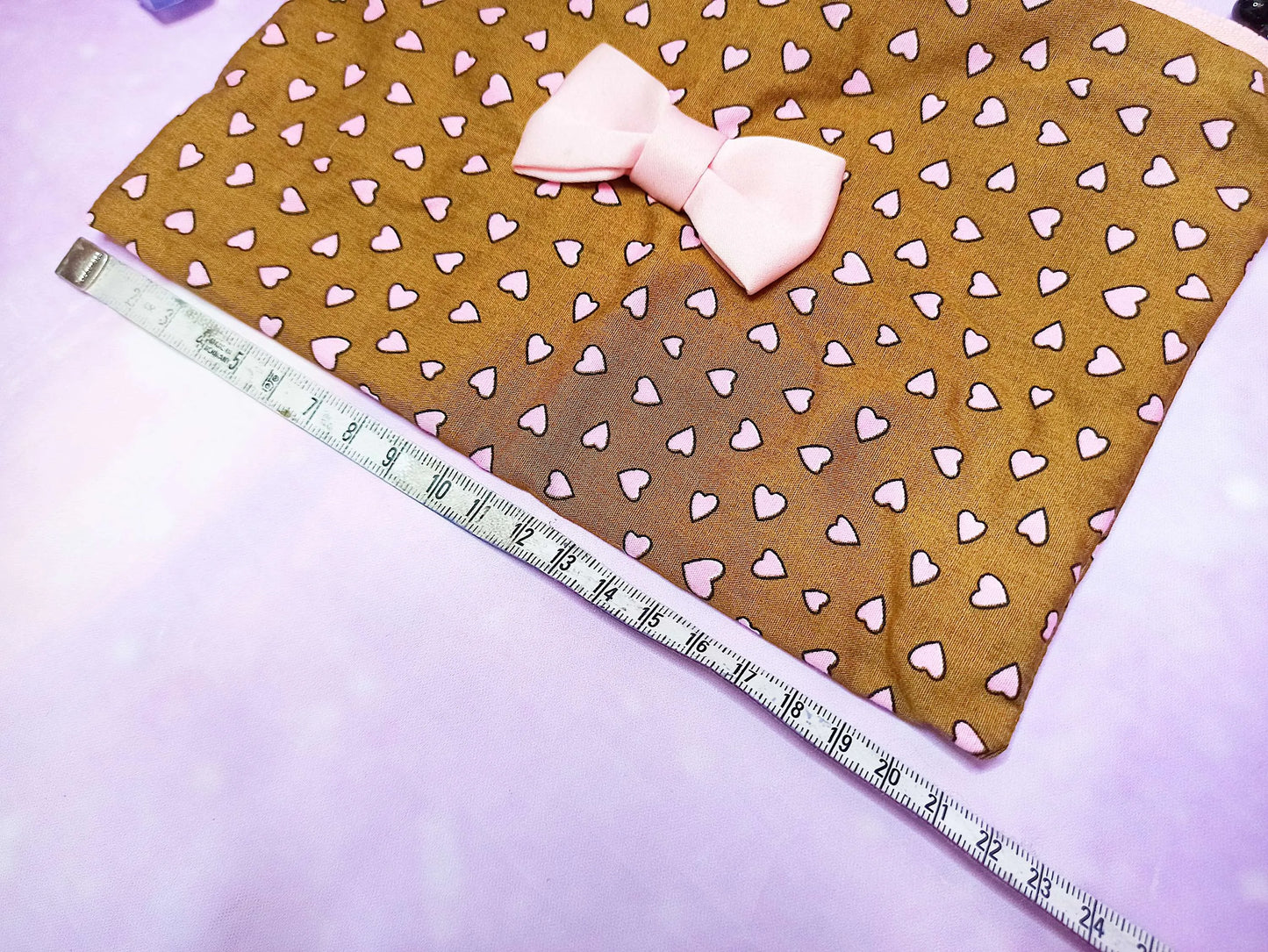 Trousse kawaii fait main avec cœurs roses
Pochette lolita marron avec nœuds satinés
Accessoire mignon style kawaii pastel
Trousse girly unique fait main
Handmade kawaii pouch with pink hearts
Brown lolita makeup bag with satin bows
Cute pastel-style accessory for girls
Unique handmade sweet lolita case