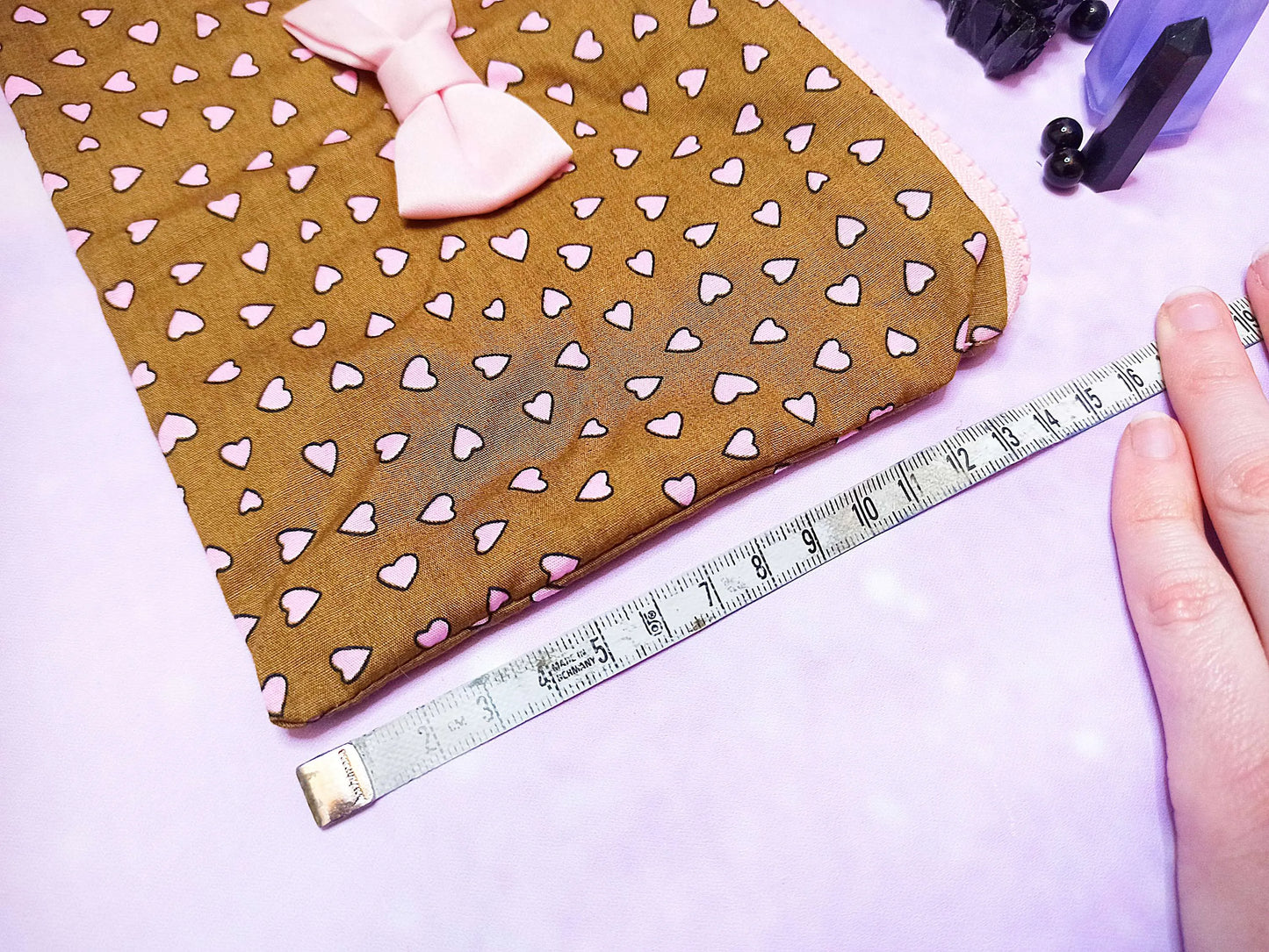 Trousse kawaii fait main avec cœurs roses
Pochette lolita marron avec nœuds satinés
Accessoire mignon style kawaii pastel
Trousse girly unique fait main
Handmade kawaii pouch with pink hearts
Brown lolita makeup bag with satin bows
Cute pastel-style accessory for girls
Unique handmade sweet lolita case