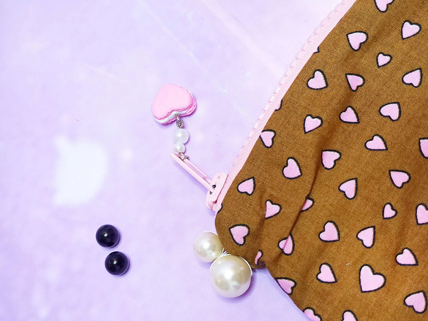 Trousse kawaii fait main avec cœurs roses
Pochette lolita marron avec nœuds satinés
Accessoire mignon style kawaii pastel
Trousse girly unique fait main
Handmade kawaii pouch with pink hearts
Brown lolita makeup bag with satin bows
Cute pastel-style accessory for girls
Unique handmade sweet lolita case