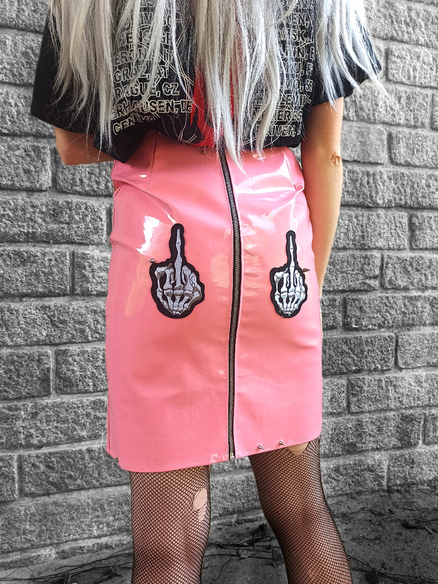 Vue complète de dos de la jupe alternative goth rebelle rose
Fermeture zippée en métal sur jupe gothique
Patchs provocateurs mains squelettes rebelles dans le dos