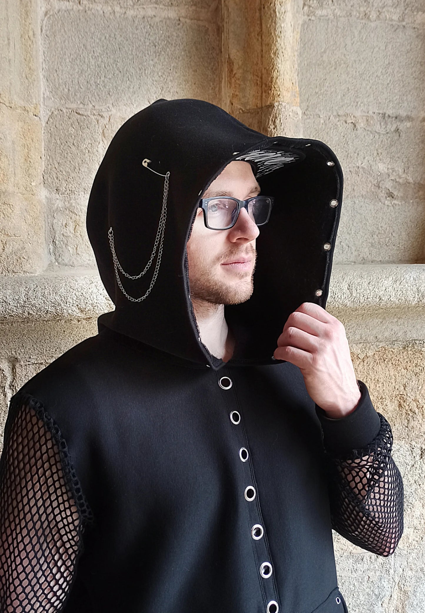 Vue de la capuche de face avec chaines acier inoxydable et oeillets