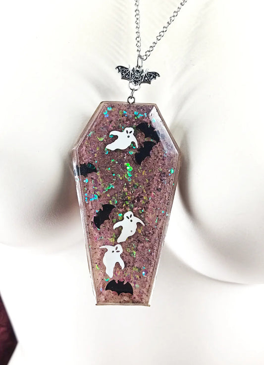 Vue de près du collier cercueil avec chauve souris et fantômes
