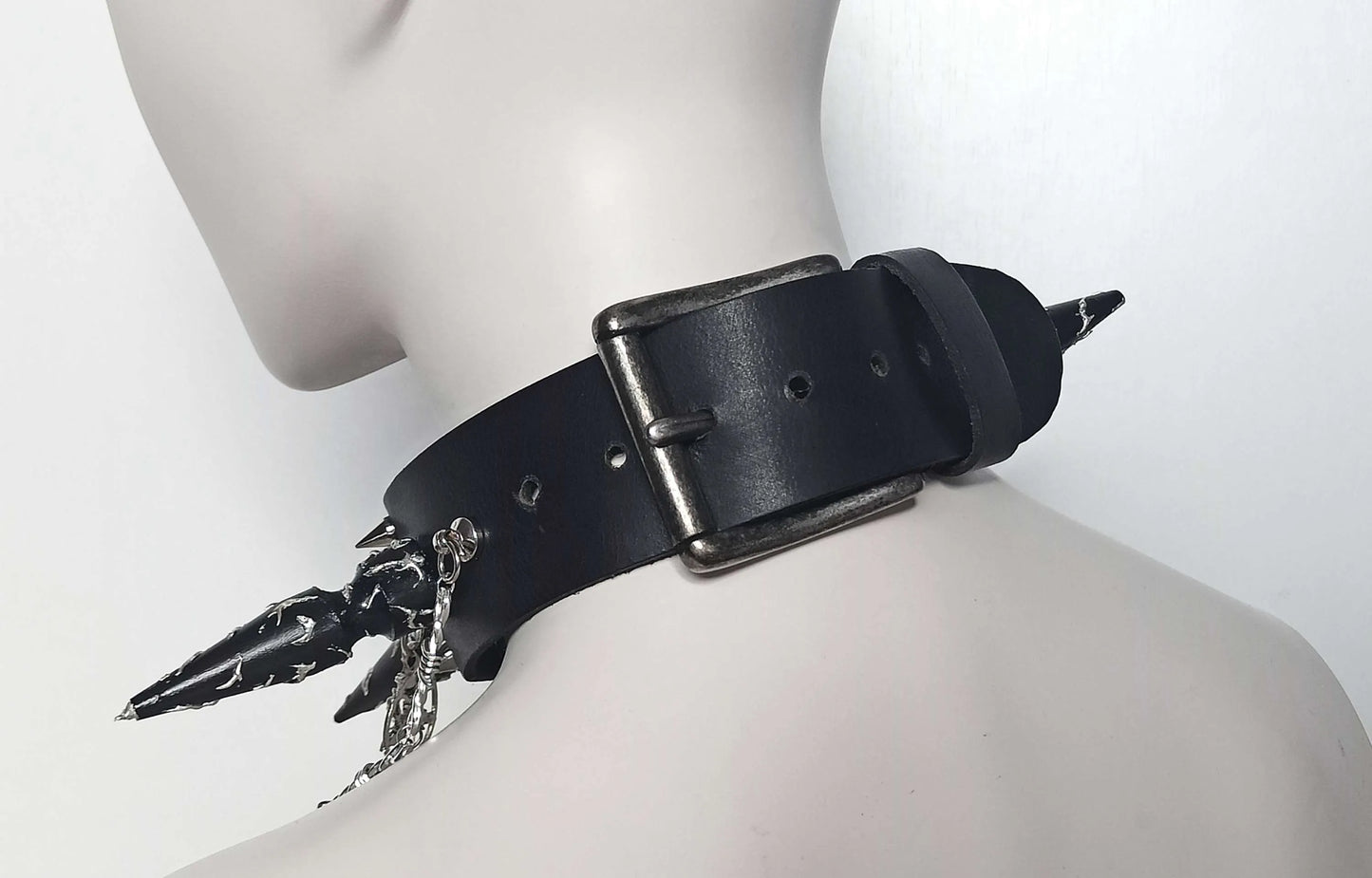 Zoom sur la méthode de fermeture du ras de cou baphomet
Boucle de ceinture ajustable sur le ras de cou en cuir