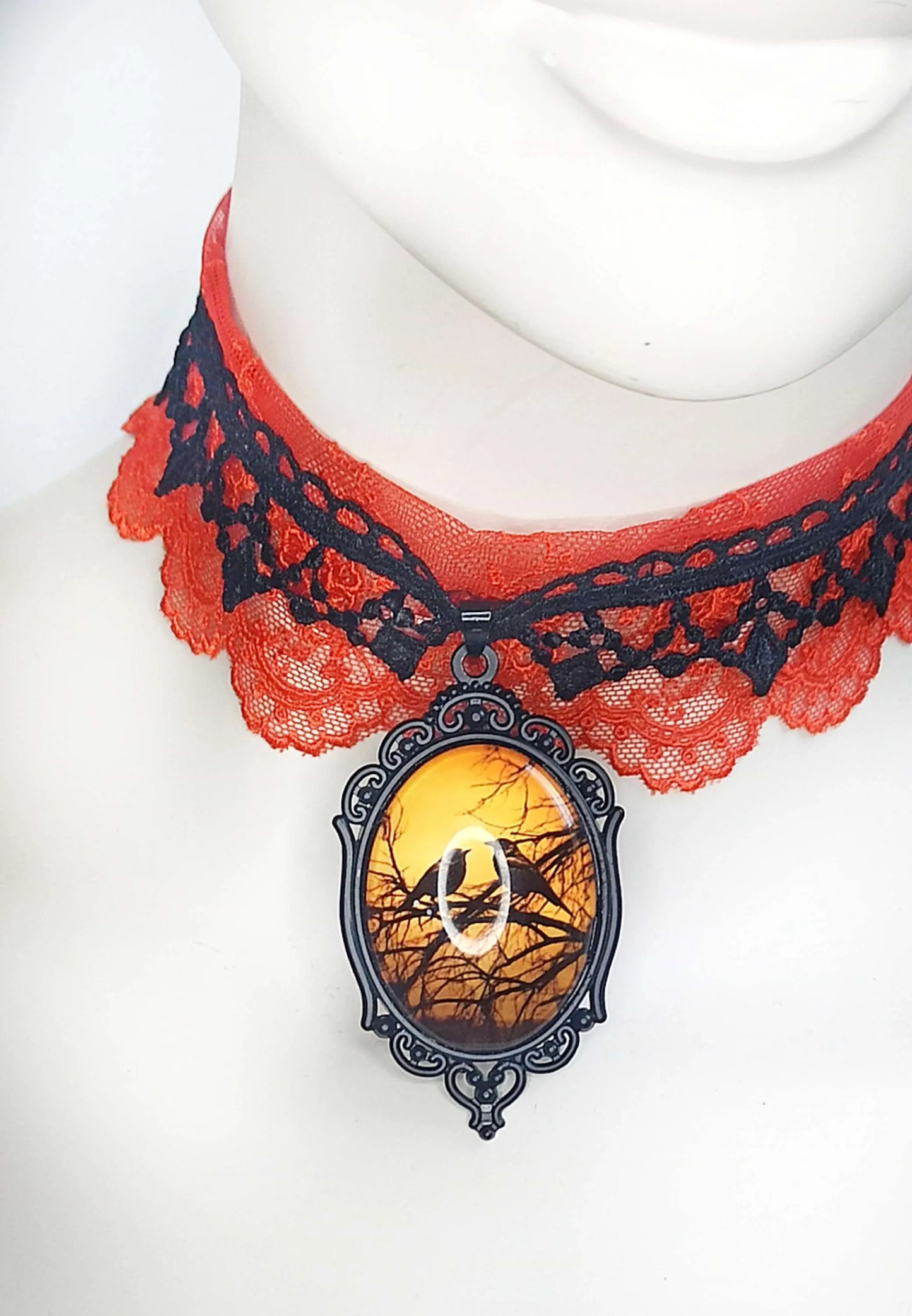Zoom sur le camé gothique corbeau du choker